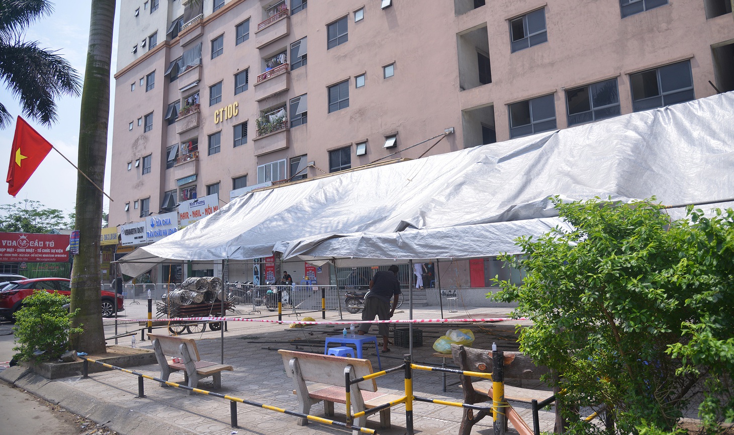 Hà Nội phong tỏa chung cư hơn 1.500 dân liên quan ca nhiễm COVID-19 mới - Ảnh 4.