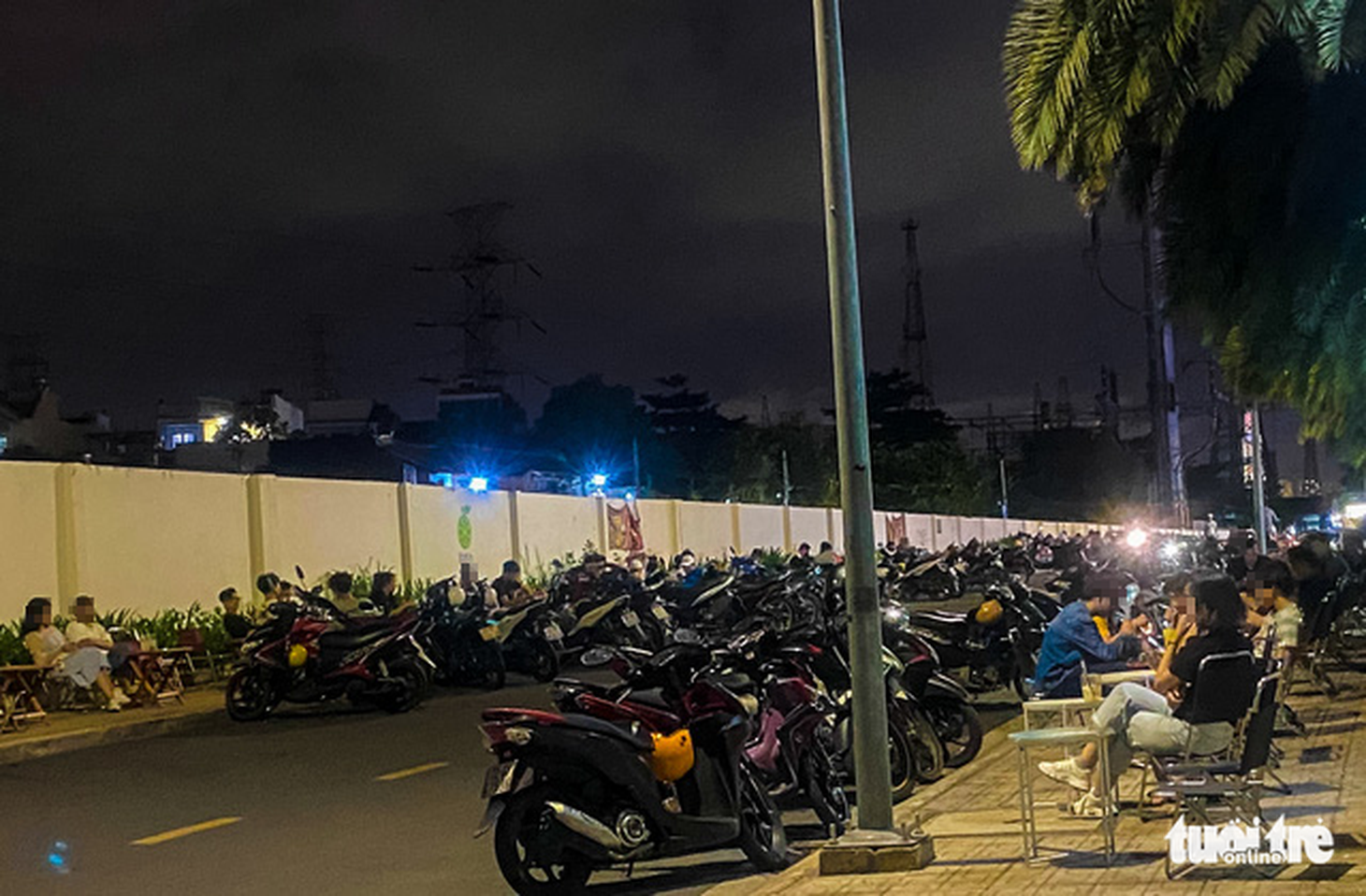 TP.HCM: Hàng quán đông đúc bất chấp lệnh cấm tụ tập đông người - Ảnh 10.