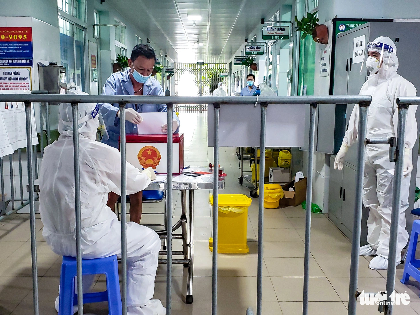 Hình ảnh xúc động: Bệnh nhân mắc COVID-19 bầu cử ngay trong khu điều trị - Ảnh 5.