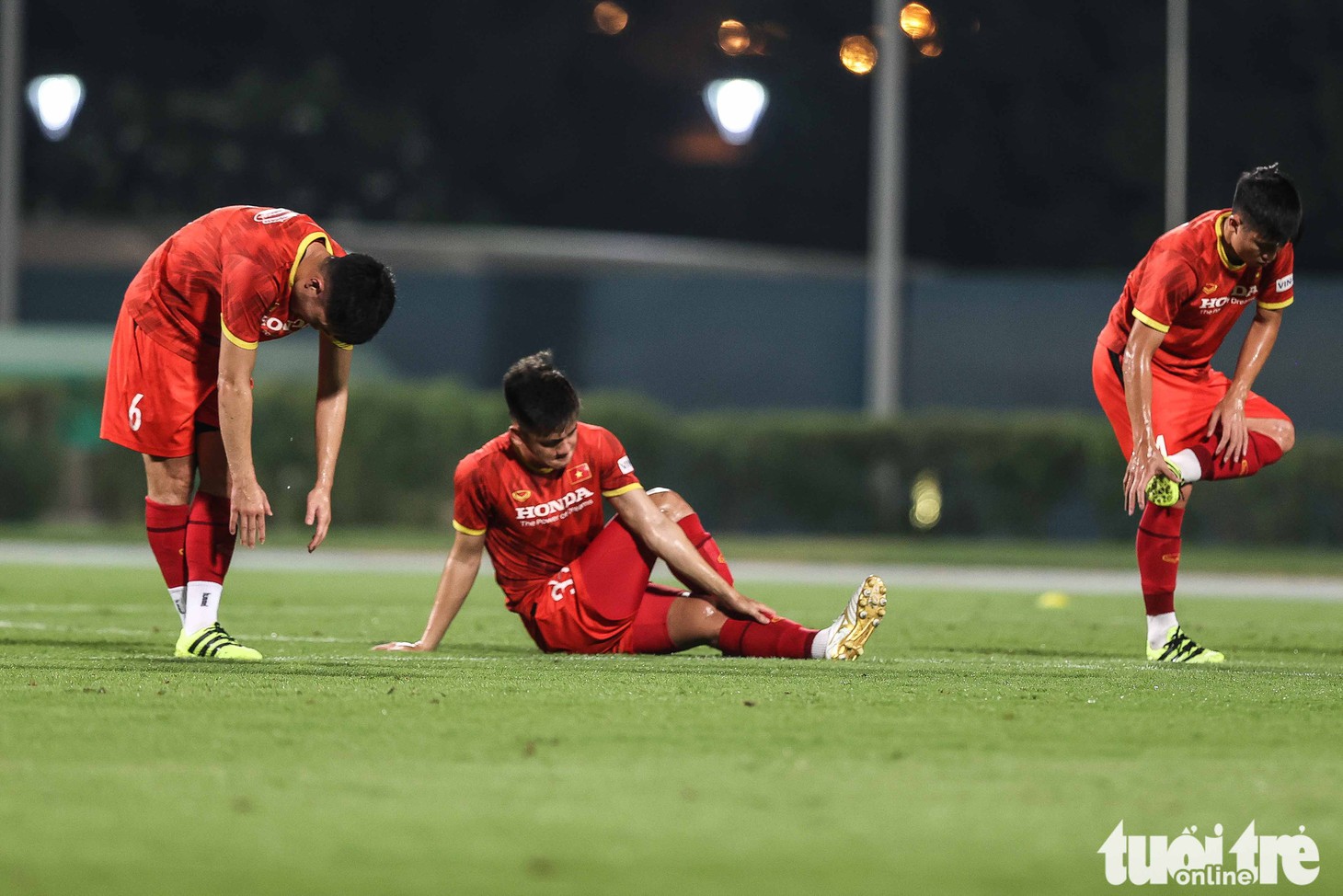 Tuyển Việt Nam mướt mồ hôi sau bài tập thể lực cường độ cao của ông Park - Ảnh 9.