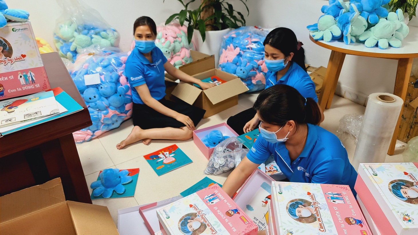 Bác sĩ tuyến đầu hẹn con ngày mẹ trở về an toàn, ba mẹ con mình sẽ ôm nhau thật lâu - Ảnh 2.