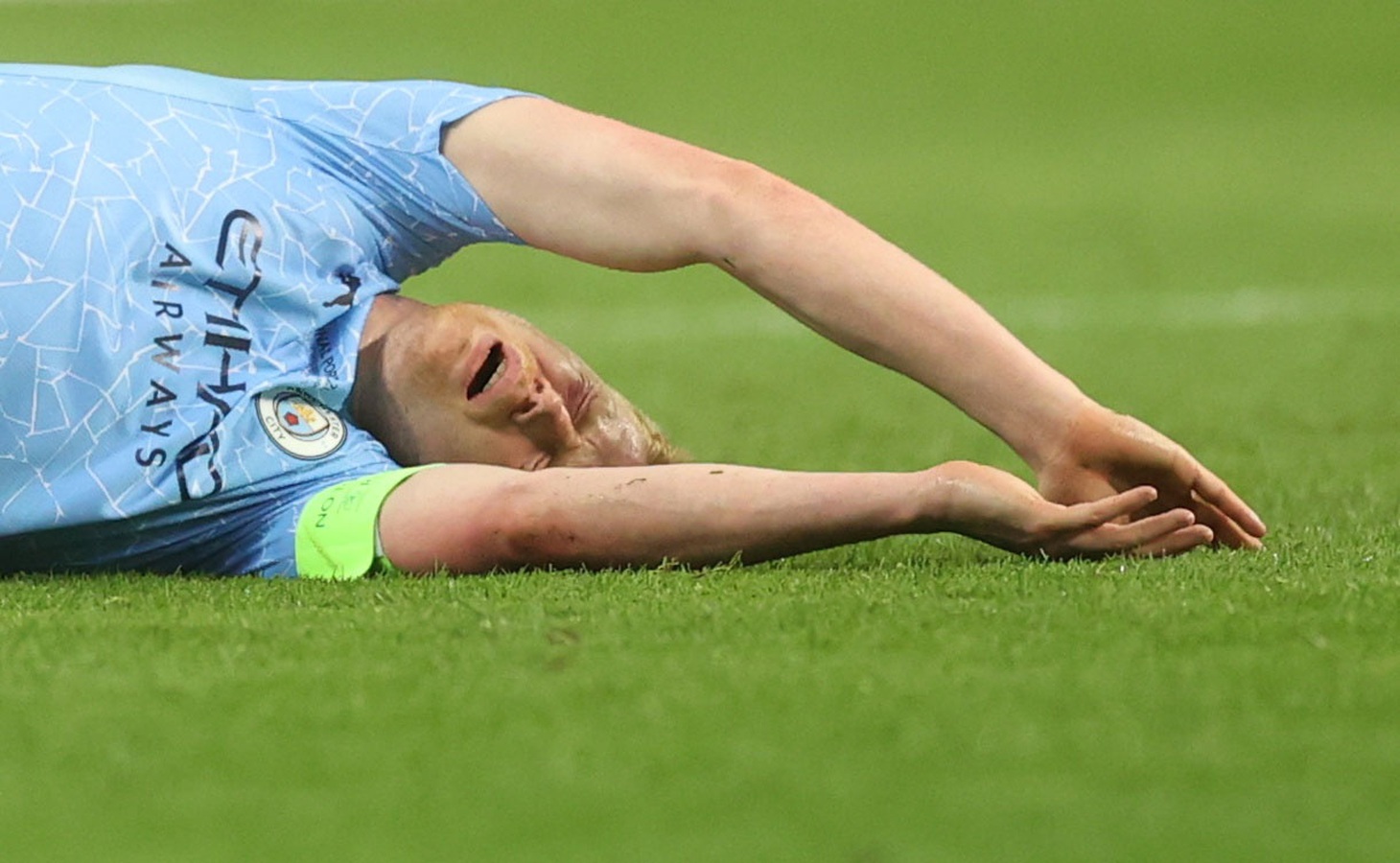 De Bruyne khóc nức nở khi phải rời sân vì chấn thương trong trận chung kết - Ảnh 1.