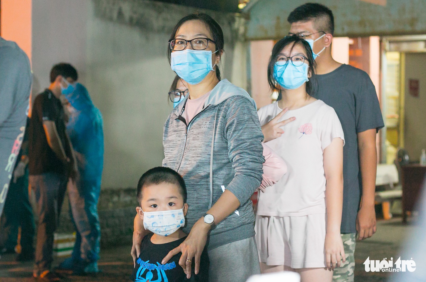 Cha mẹ cùng con xếp hàng lấy mẫu xét nghiệm lúc nửa đêm về sáng - Ảnh 7.