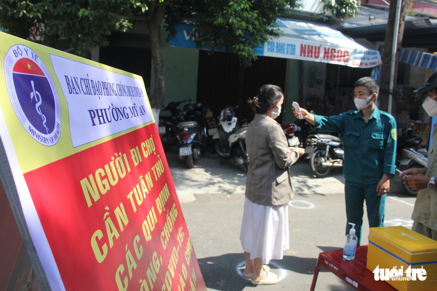 Chợ Đà Nẵng thưa vắng khách trong ngày đầu thu phiếu đi chợ - Ảnh 1.