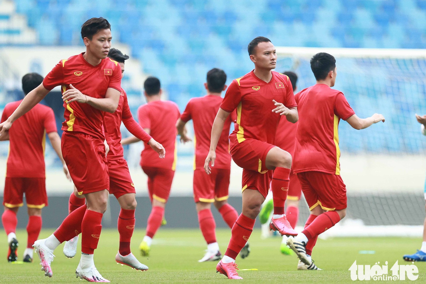 Tình huống hài hước: Ông Park bỏ chạy sau khi hệ thống nước tại sân bóng kích hoạt - Ảnh 4.