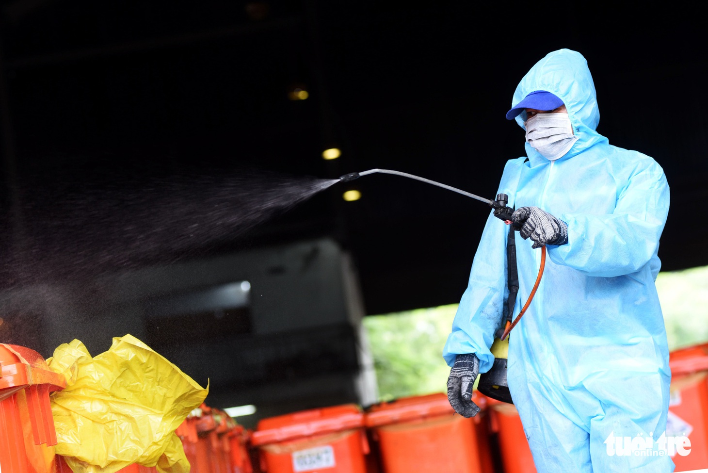 Công nhân vận chuyển rác thải y tế - những chiến sĩ chống dịch thầm lặng - Ảnh 1.