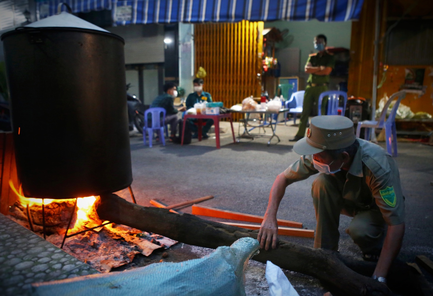 Ấm lòng nồi bánh tét ngày đêm đỏ lửa ở khu phong tỏa - Ảnh 3.