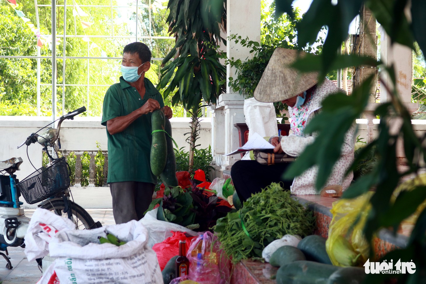 Em chỉ có mớ rau vườn với 50.000 tiền bắt cua đồng hồi sáng - Ảnh 2.