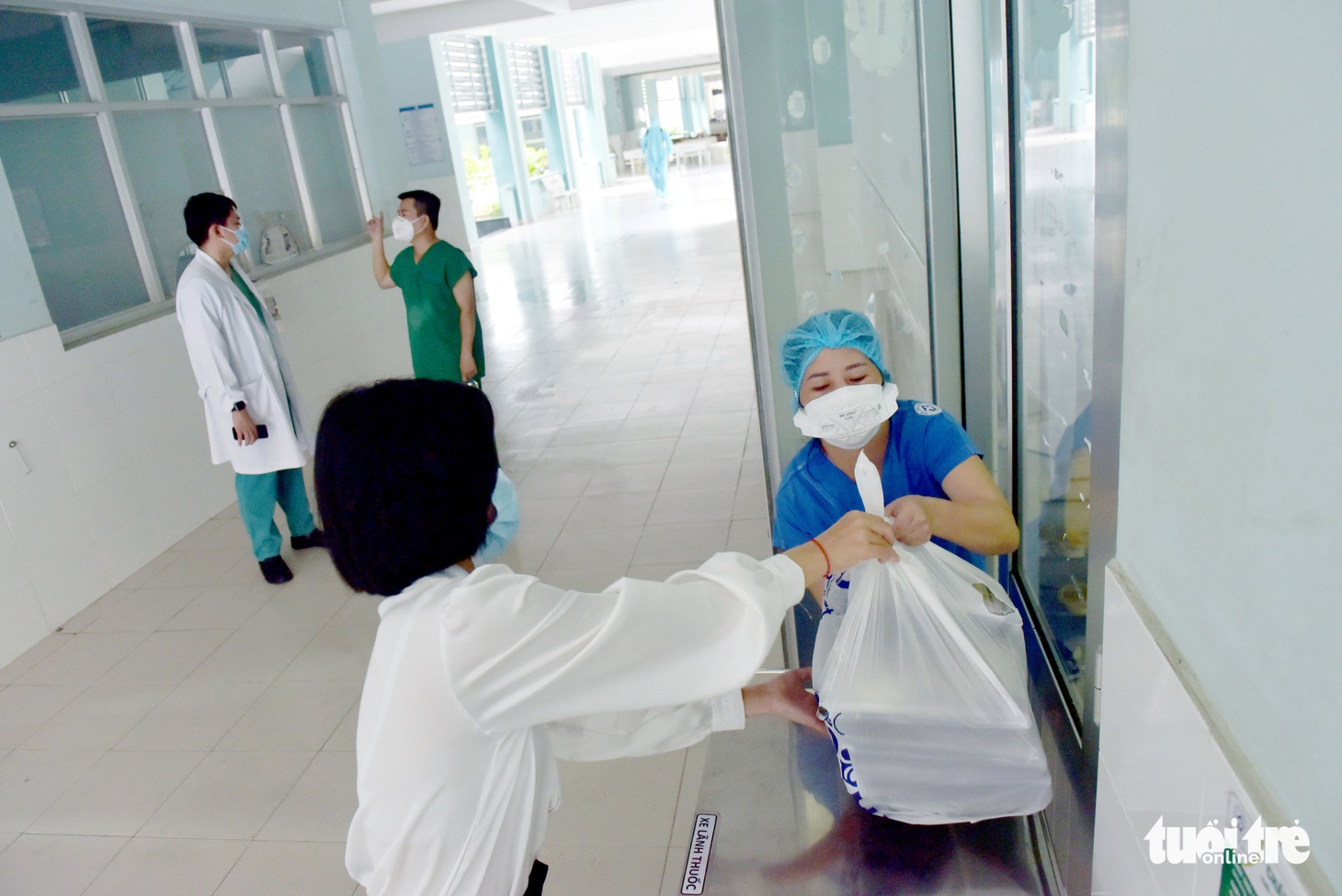 Vào nơi ‘chia lửa’ điều trị bệnh nhân COVID-19 ở Củ Chi - Ảnh 14.