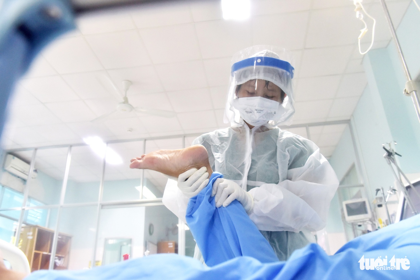 Vào nơi ‘chia lửa’ điều trị bệnh nhân COVID-19 ở Củ Chi - Ảnh 2.