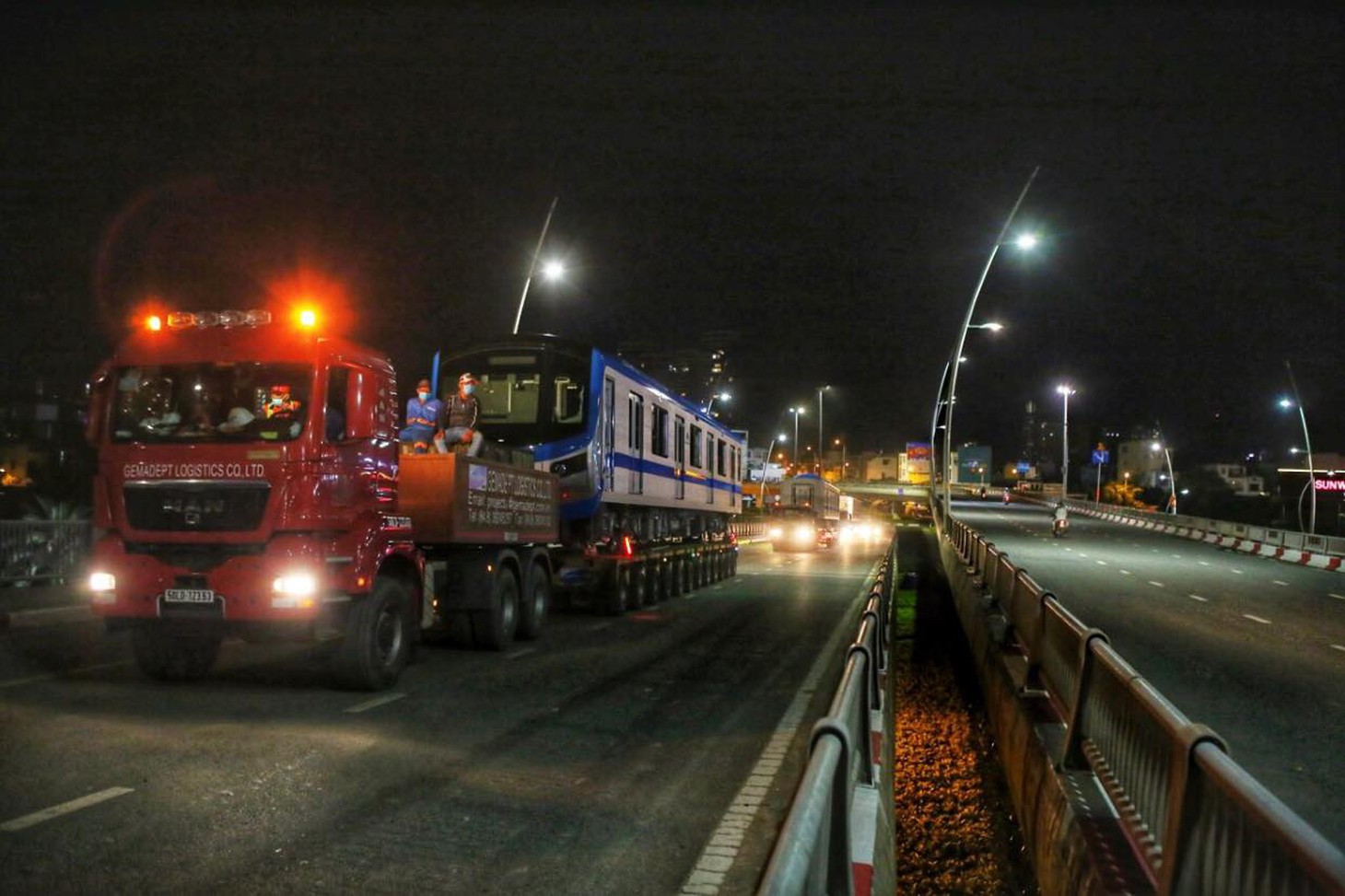 Đoàn tàu thứ 4 tuyến metro số 1 về depot Long Bình trong đêm TP.HCM giãn cách - Ảnh 3.