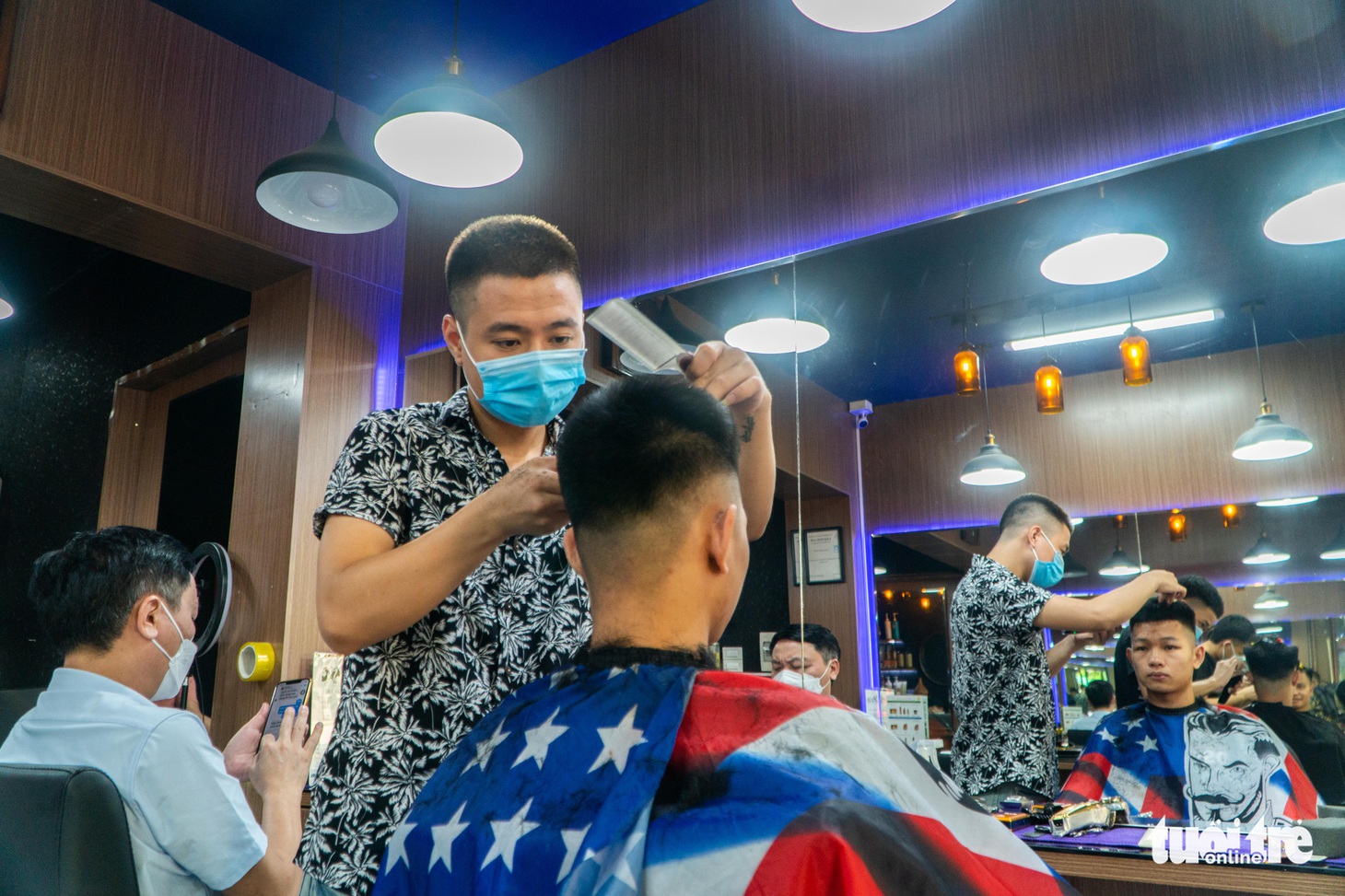 Hà Nội ngày đầu nới lỏng: Ưu tiên phở, cà phê, cắt tóc... - Ảnh 3.