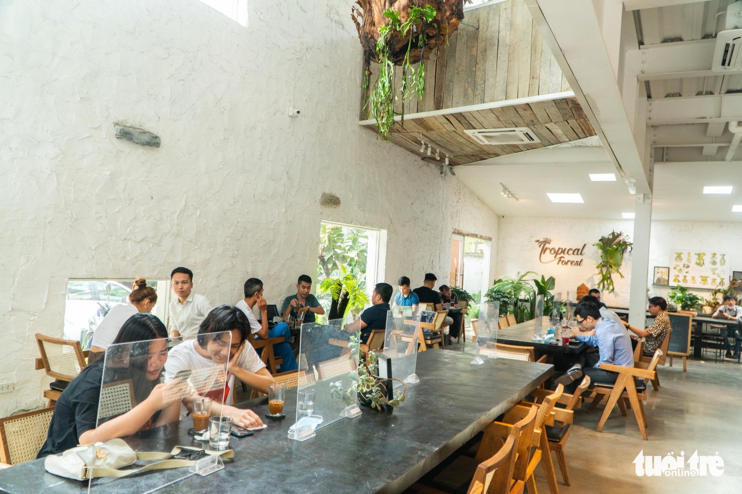 Hà Nội ngày đầu nới lỏng: Ưu tiên phở, cà phê, cắt tóc... - Ảnh 5.
