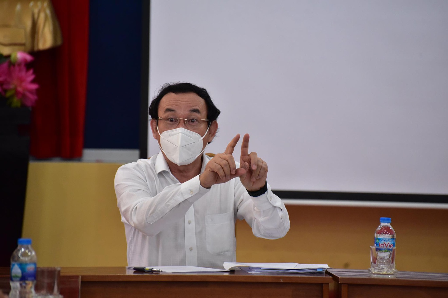 Bí thư Thành ủy TP.HCM gặp gỡ các chuyên gia, nhà khoa học cùng bàn cách chống dịch COVID-19 - Ảnh 1.