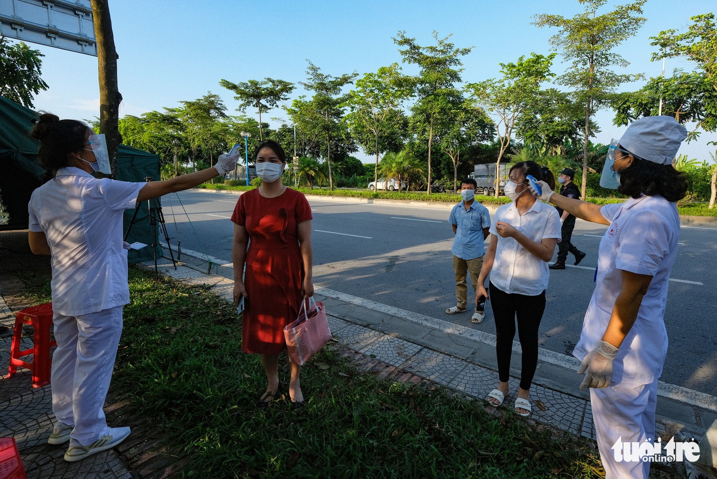 Hà Nội test nhanh COVID-19 tại chốt kiểm dịch các cửa ngõ - Ảnh 4.
