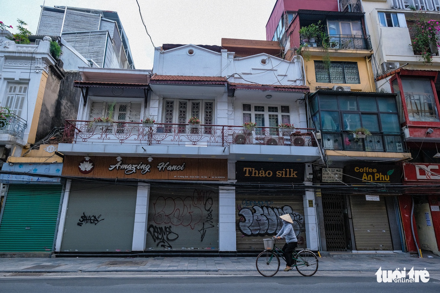 Hà Nội ngày đầu ở nhà: Có nơi người dân vẫn câu cá, đạp xe - Ảnh 5.