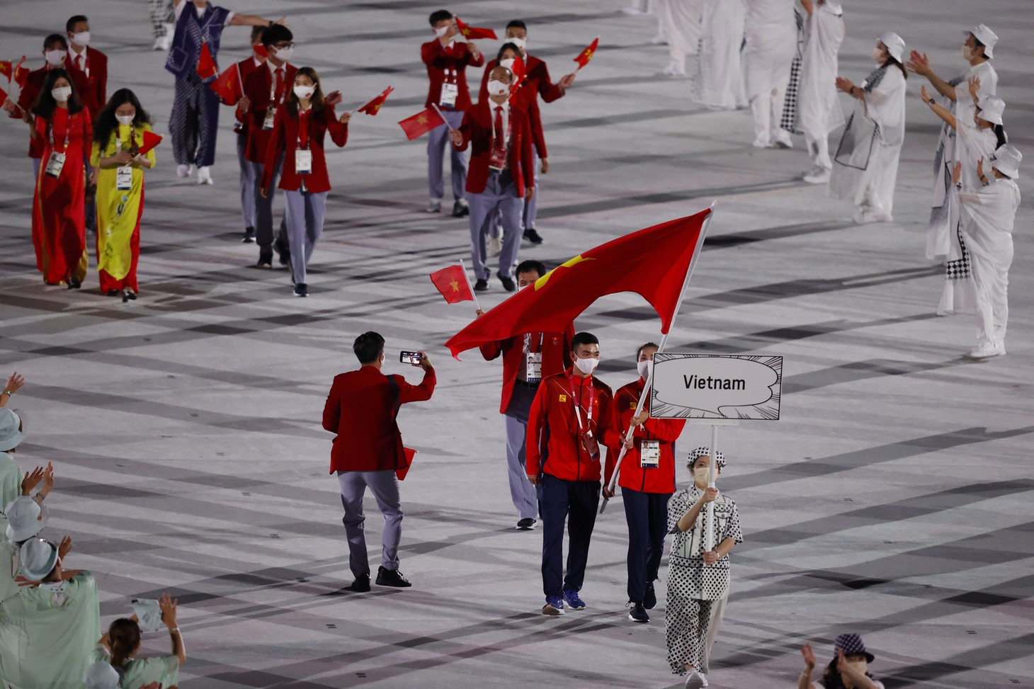 Đài lửa đã được thắp sáng, Olympic 2020 chính thức khai mạc - Ảnh 2.