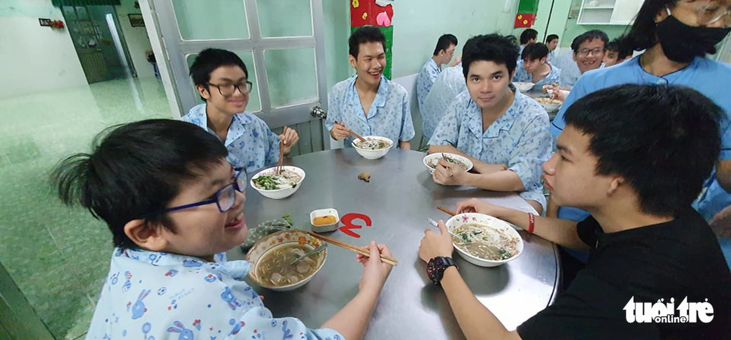 Phở nóng hổi gửi trao đến các bé mồ côi, khuyết tật trong ngày giãn cách - Ảnh 7.