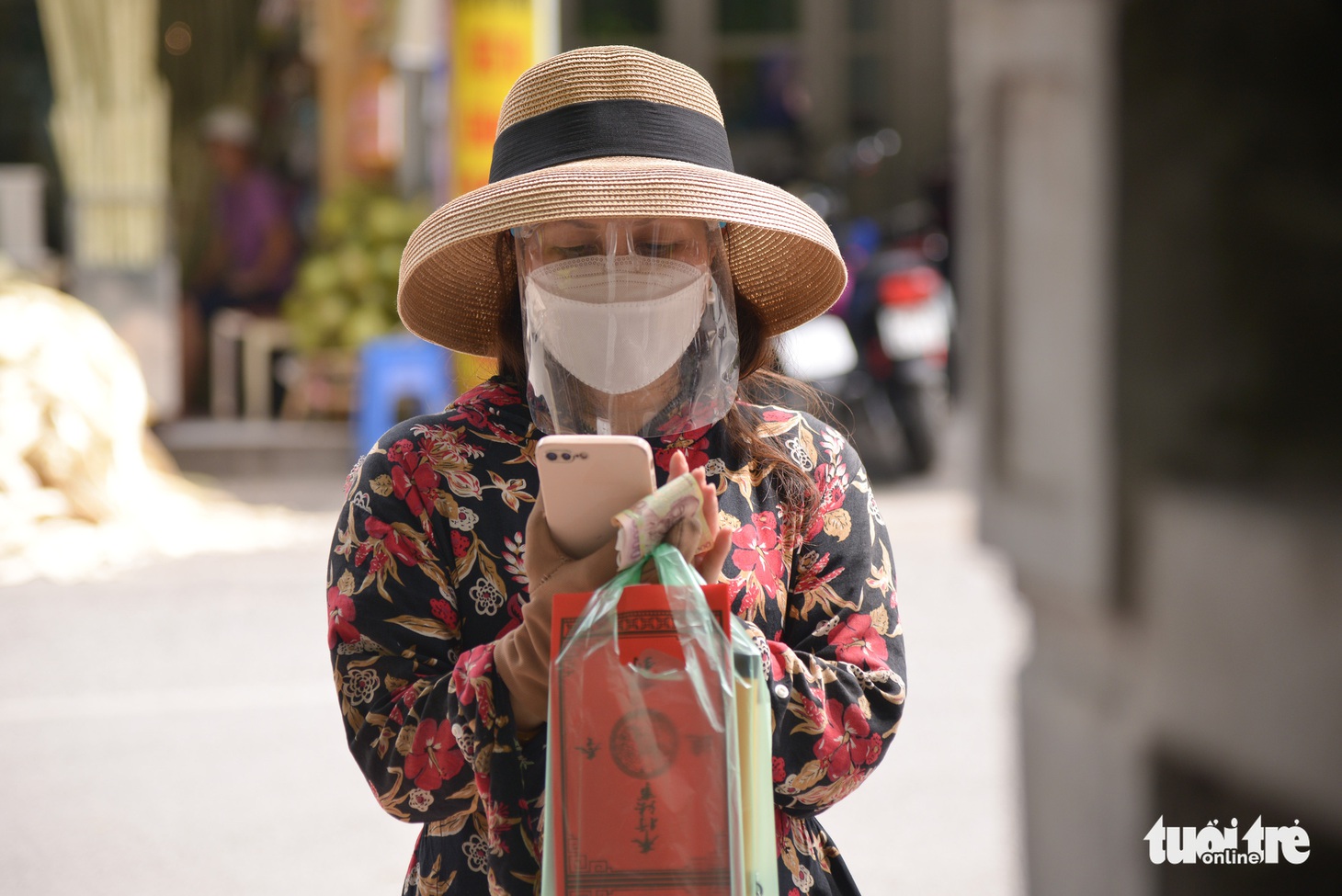 Thí sinh Hà thành đội nắng đi cầu may trong kỳ thi tốt nghiệp THPT - Ảnh 2.