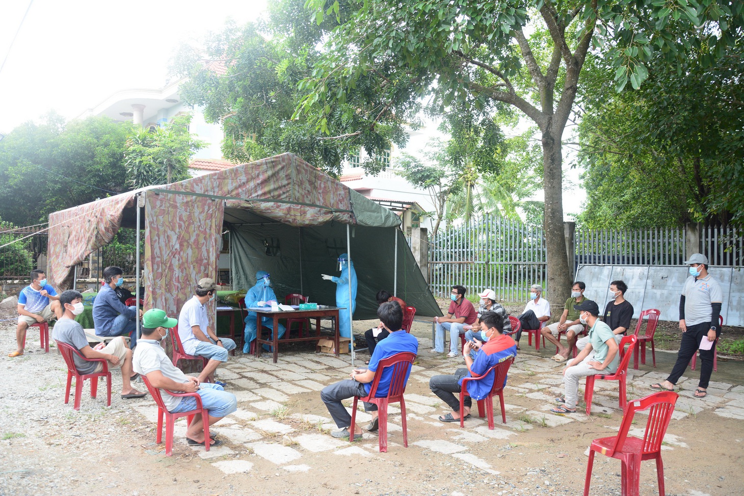Ngày đầu kiểm soát dịch trên quốc lộ 1, xe cộ ùn ứ tấp nập ở Bình Thuận - Ảnh 4.