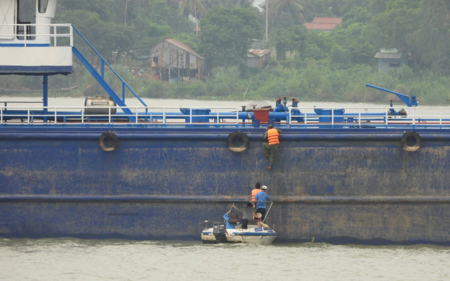 Phòng dịch trên dòng Mekong - Ảnh 1.