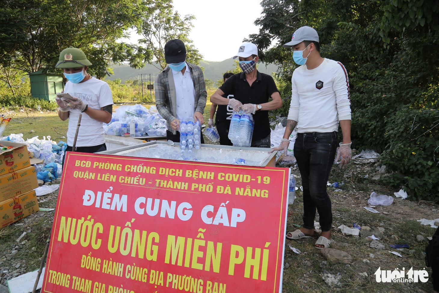 Bà con mang cơm nước đứng hai bên đường, chúng tôi cúi đầu cảm tạ - Ảnh 2.