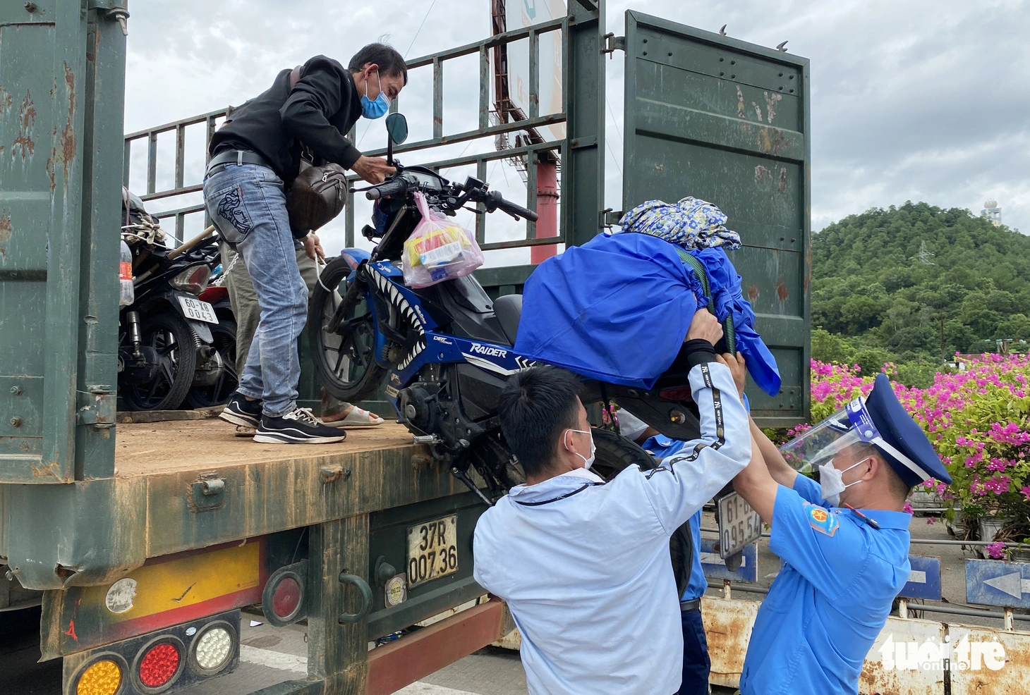 Điều cả trăm xe trung chuyển giúp dân về quê an toàn - Ảnh 8.