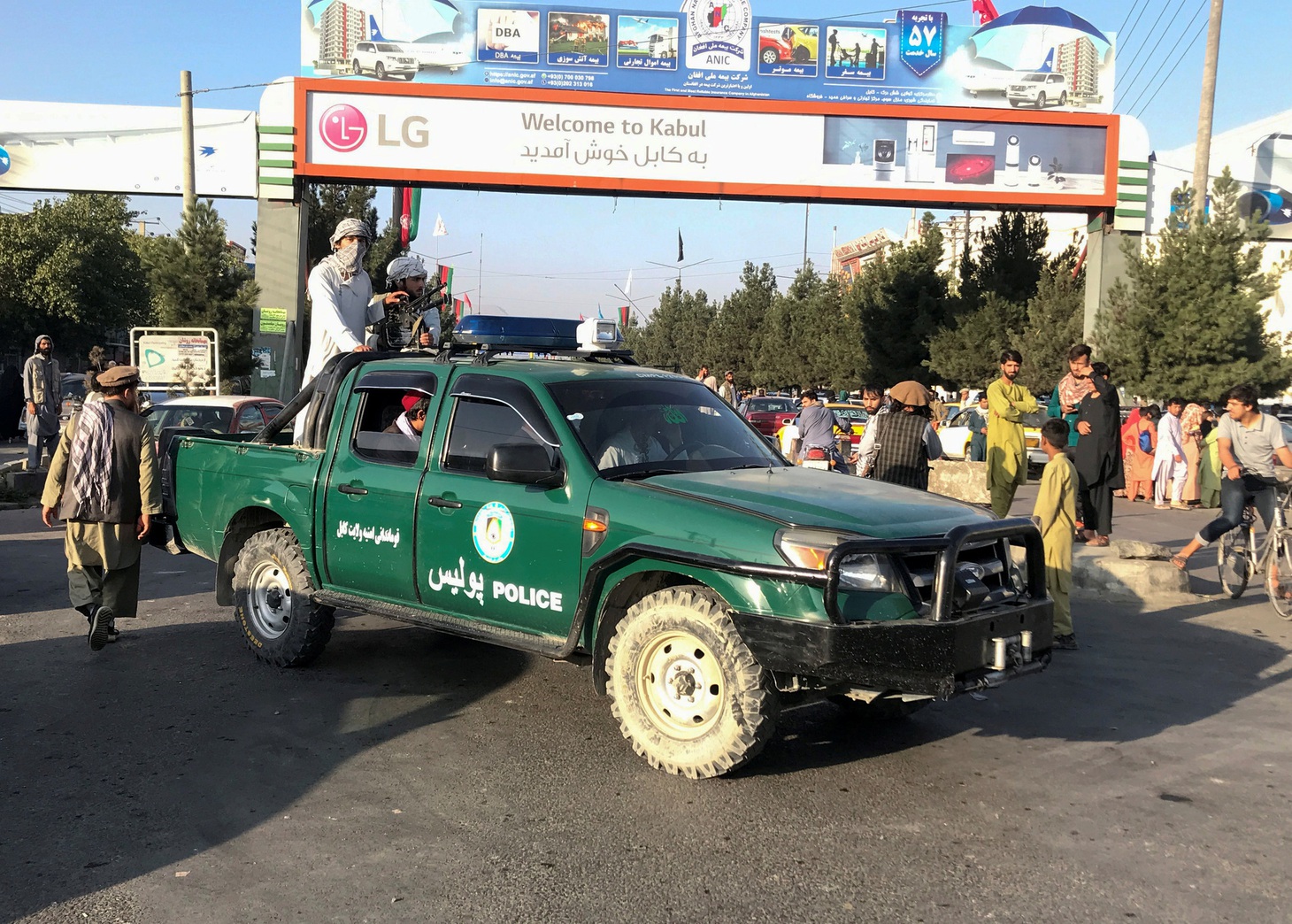 Lính Taliban đi tập gym, chơi xe điện đụng, người dân đổ đến sân bay để tháo chạy - Ảnh 2.