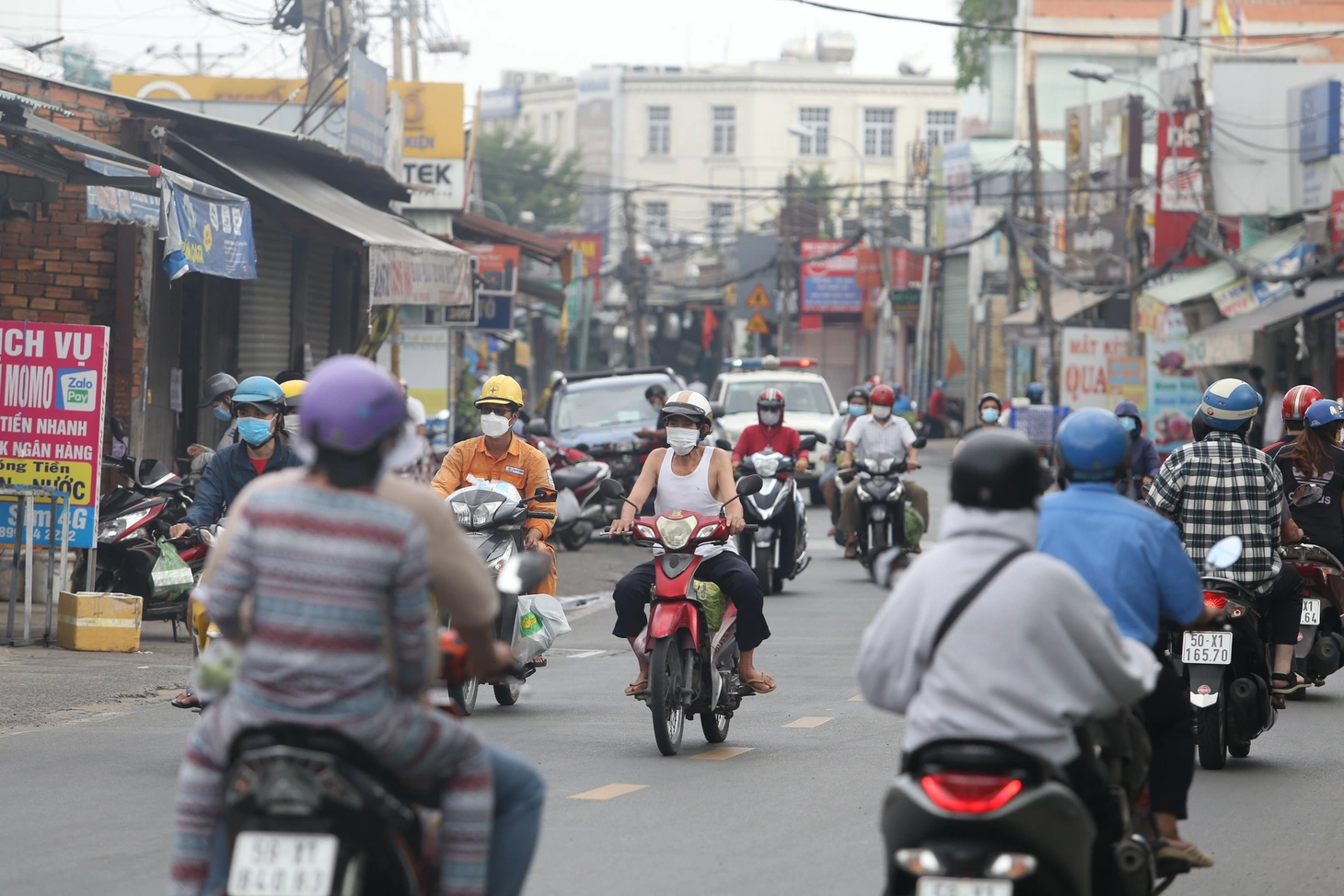 TP.HCM sáng 21-8 đường sá, nhà thuốc đông nghịt người, có nơi chốt kiểm soát phải xả trạm - Ảnh 7.