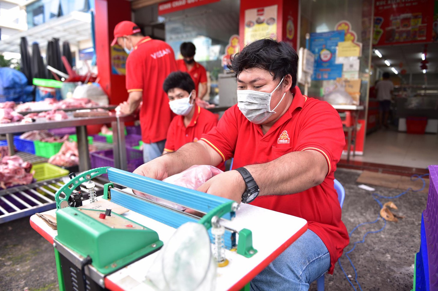 Siêu thị tất bật soạn hàng cho khách sáng 23-8 dù còn lúng túng nhân sự - Ảnh 1.