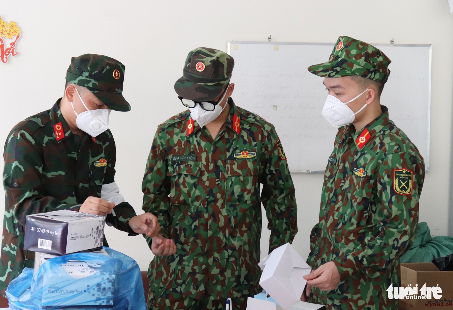 Khoác đồ bảo hộ, học viên Học viện Quân y tận tình hướng dẫn người dân TP.HCM test nhanh tại nhà - Ảnh 3.