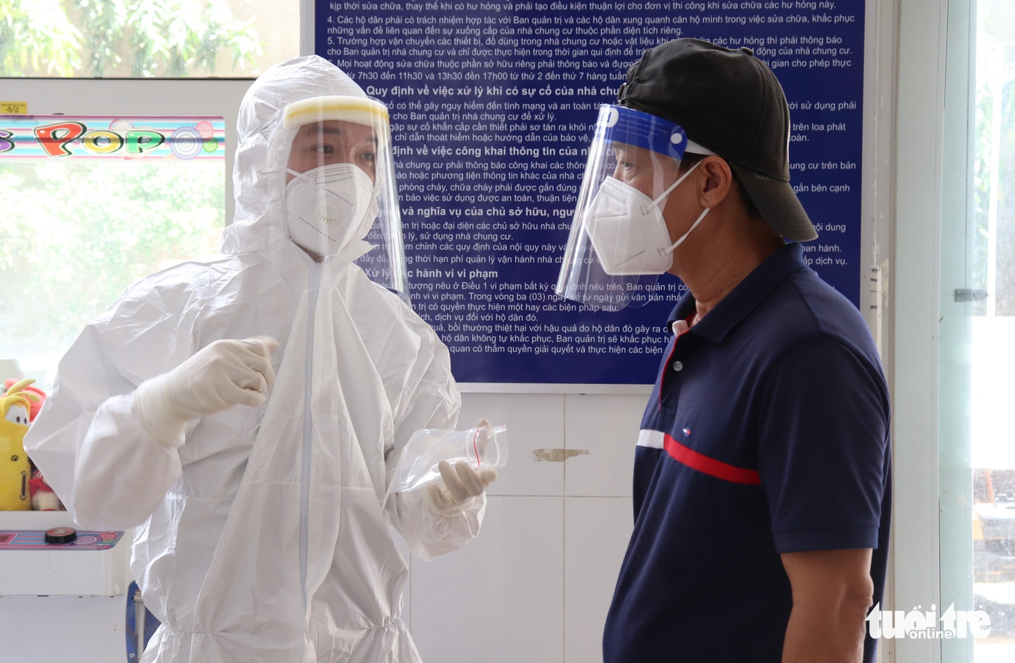 Khoác đồ bảo hộ, học viên Học viện Quân y tận tình hướng dẫn người dân TP.HCM test nhanh tại nhà - Ảnh 7.