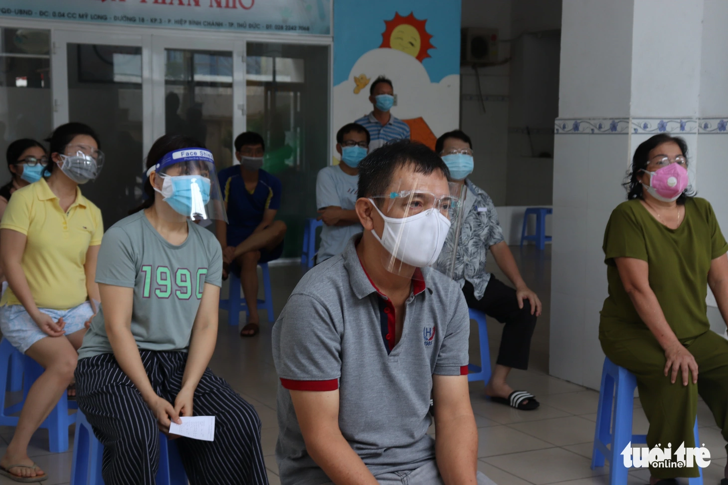 Khoác đồ bảo hộ, học viên Học viện Quân y tận tình hướng dẫn người dân TP.HCM test nhanh tại nhà - Ảnh 6.