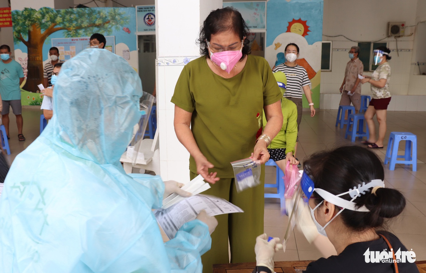 Khoác đồ bảo hộ, học viên Học viện Quân y tận tình hướng dẫn người dân TP.HCM test nhanh tại nhà - Ảnh 8.