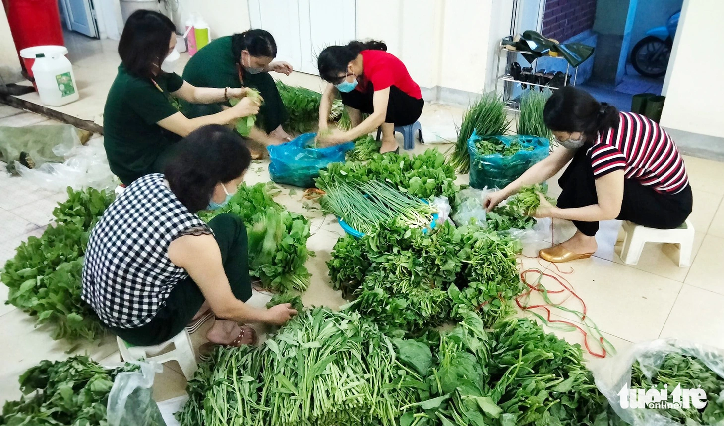 Bộ đội chia rau, củ ‘gian hàng 0 đồng’ phát cho bà con khó khăn ở Vinh - Ảnh 2.