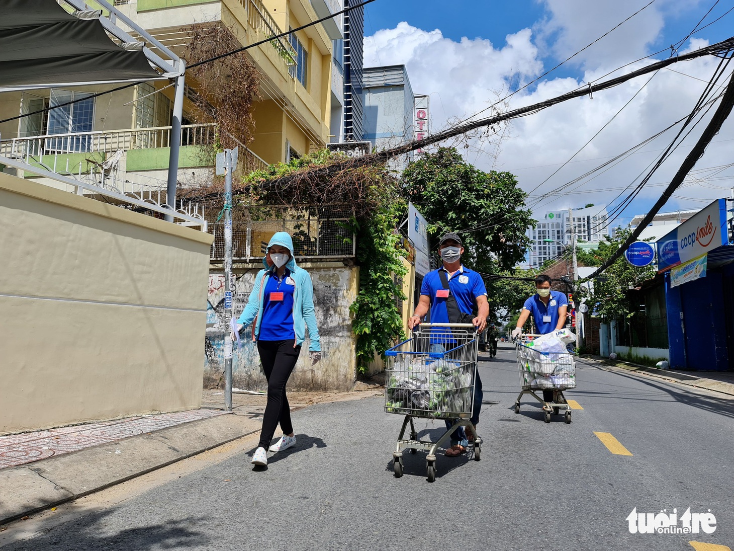 Cán bộ phường, tình nguyện viên cùng đi chợ hộ, mang thực phẩm đến tận nhà dân - Ảnh 14.