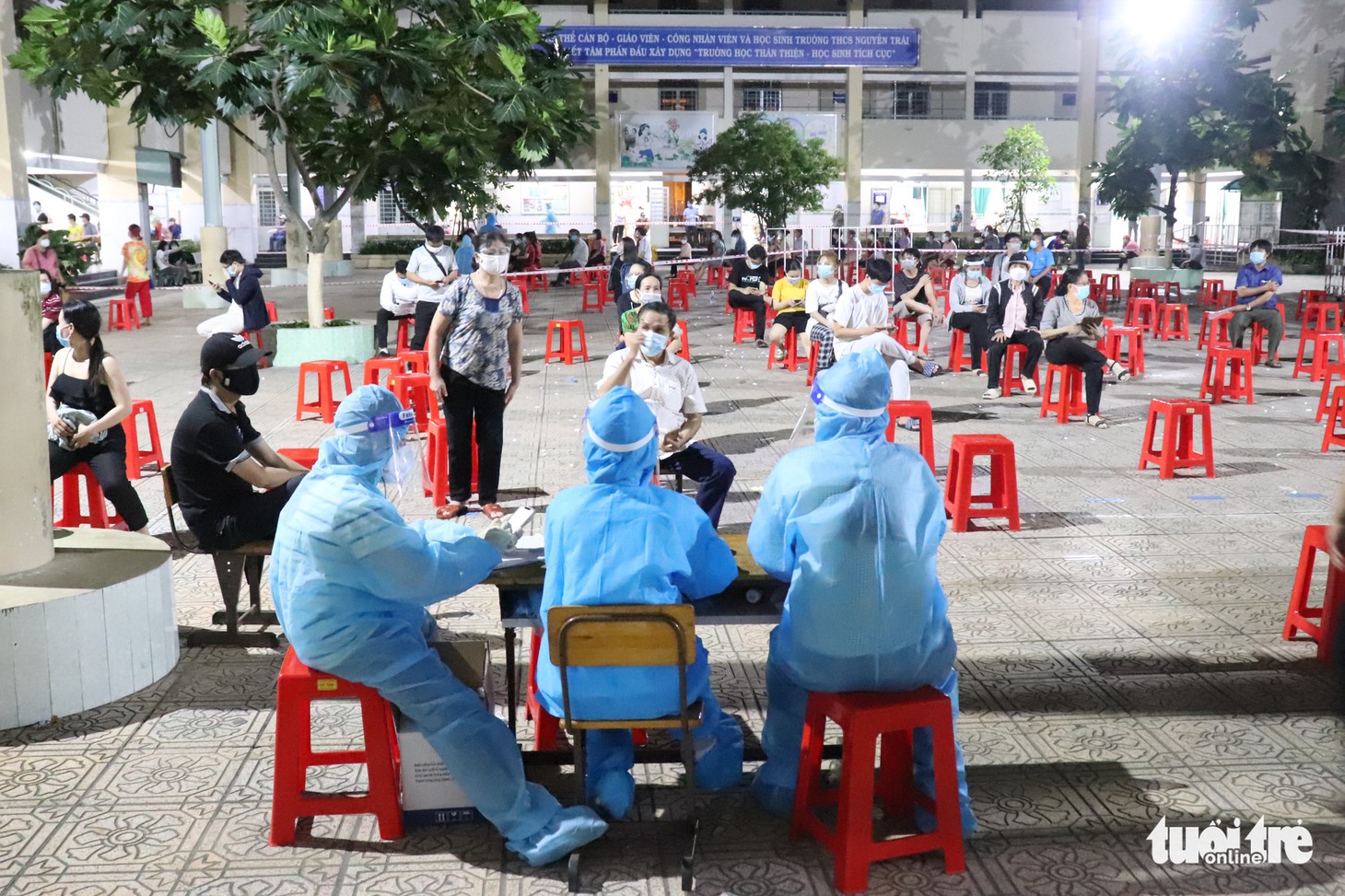 Người dân Gò Vấp đi tiêm vắc xin trong đêm - Ảnh 1.