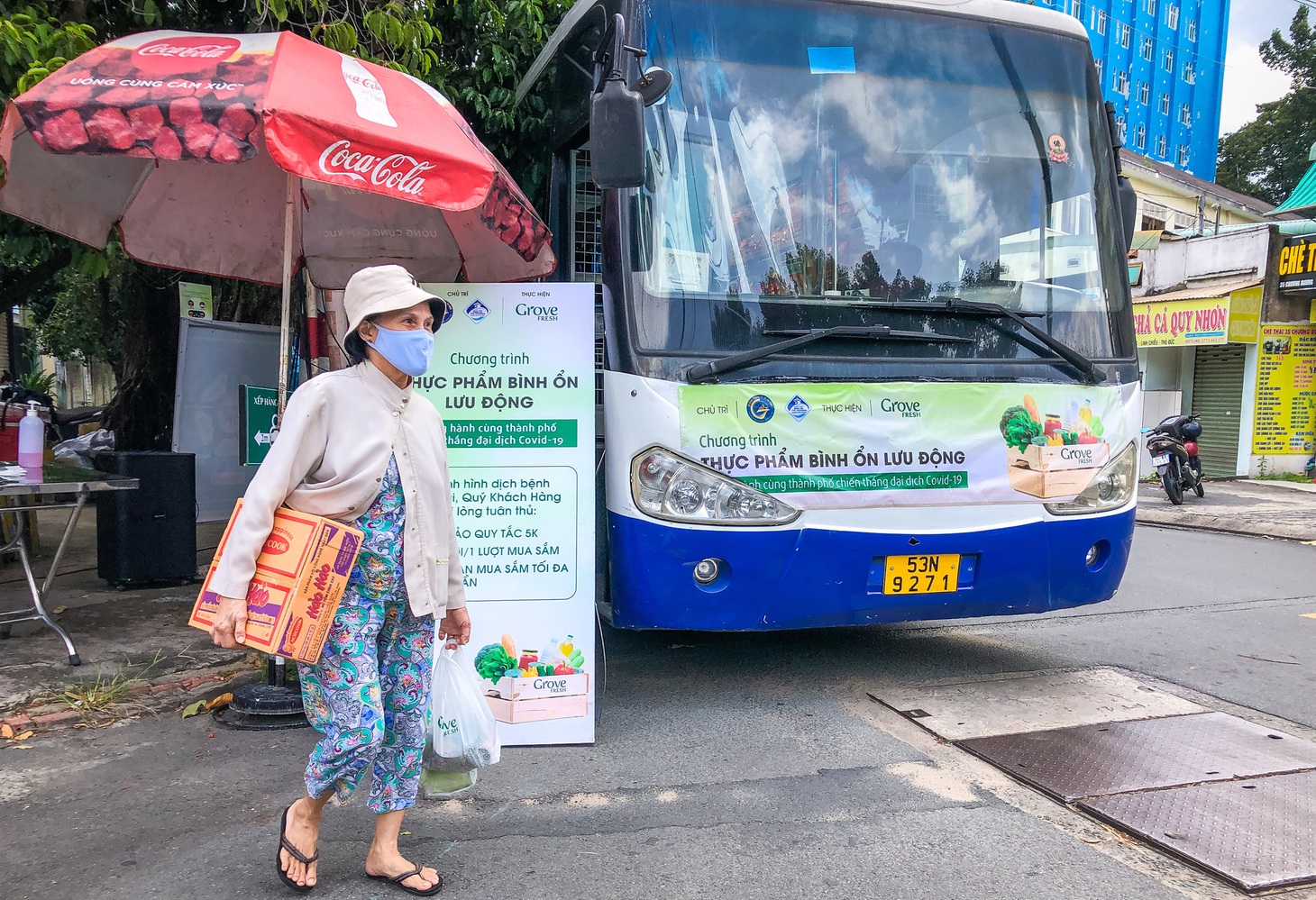 Xe buýt tháo ghế, thành siêu thị mini di động - Ảnh 2.