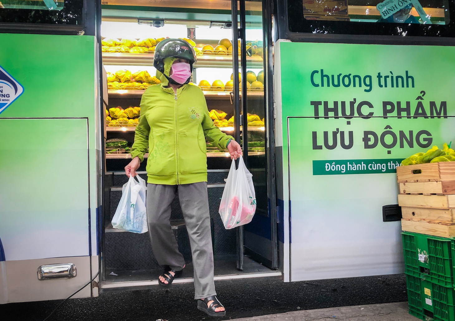 Xe buýt tháo ghế, thành siêu thị mini di động - Ảnh 7.