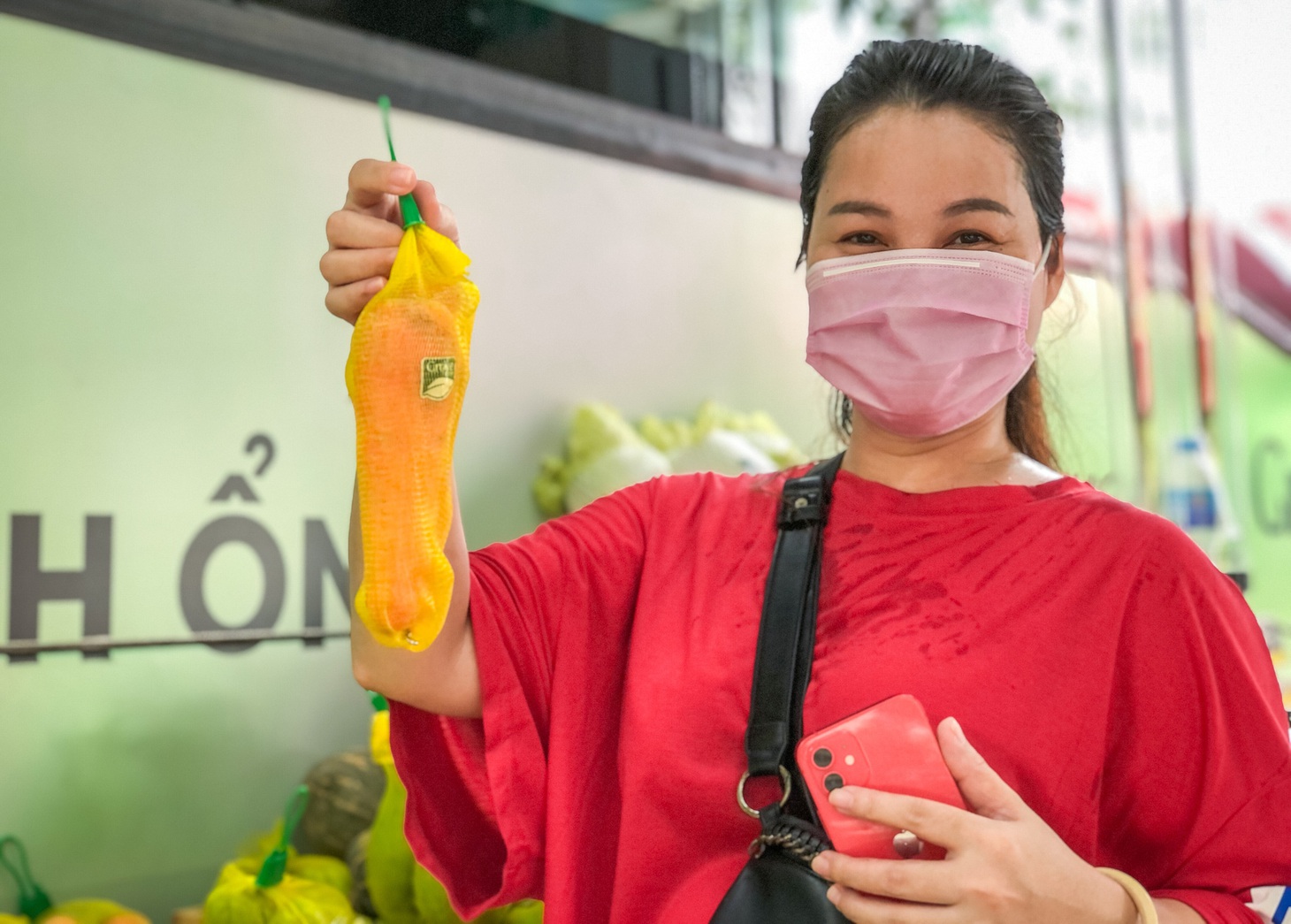 Xe buýt tháo ghế, thành siêu thị mini di động - Ảnh 8.