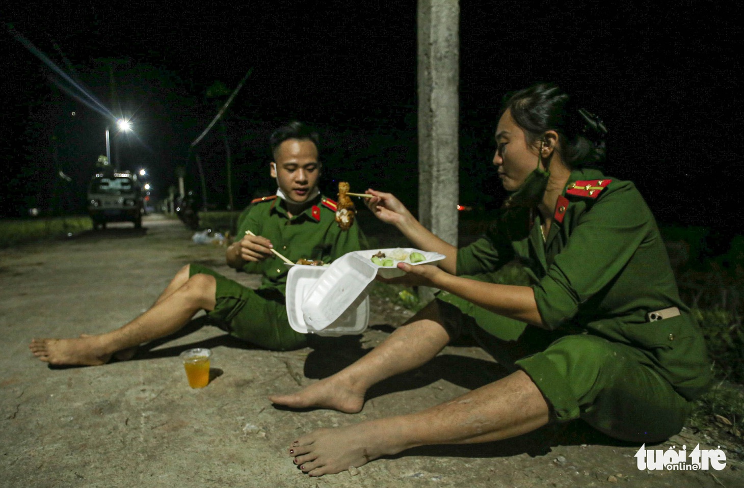 Những người lính trẻ đội nắng, vượt màn đêm gặt lúa cho bà con vùng cách ly y tế - Ảnh 9.