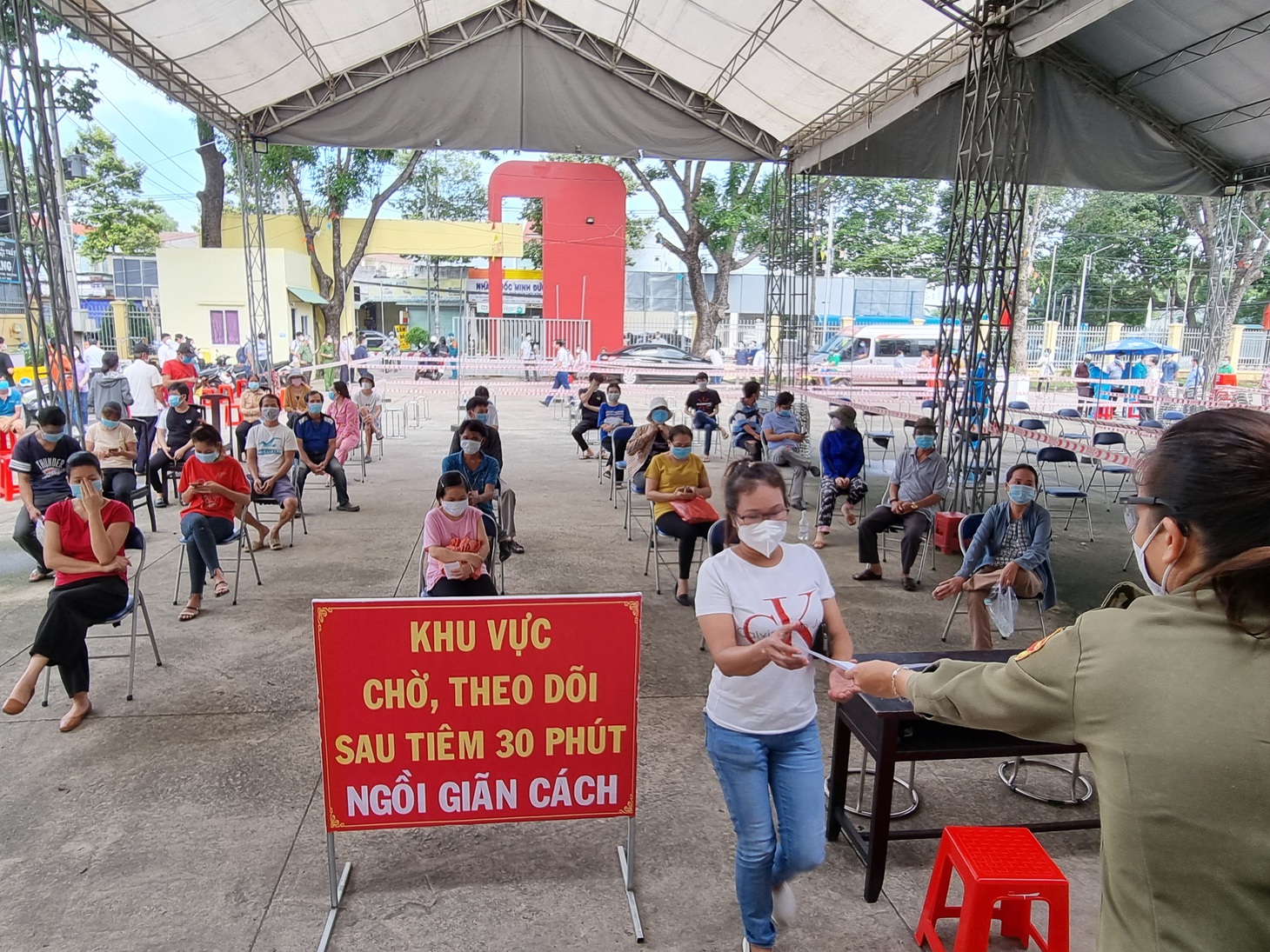 Bình Dương bắt đầu tiêm 1 triệu liều vắc xin Sinopharm - Ảnh 7.