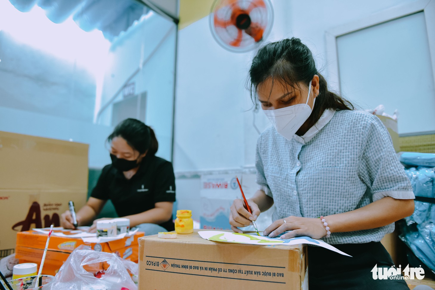 Chị Hằng, chú Cuội trong bộ đồ bảo hộ xanh - Ảnh 3.