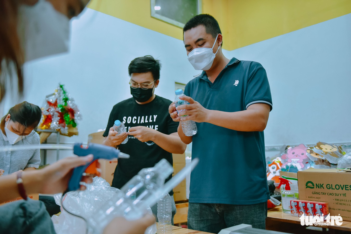 Chị Hằng, chú Cuội trong bộ đồ bảo hộ xanh - Ảnh 5.