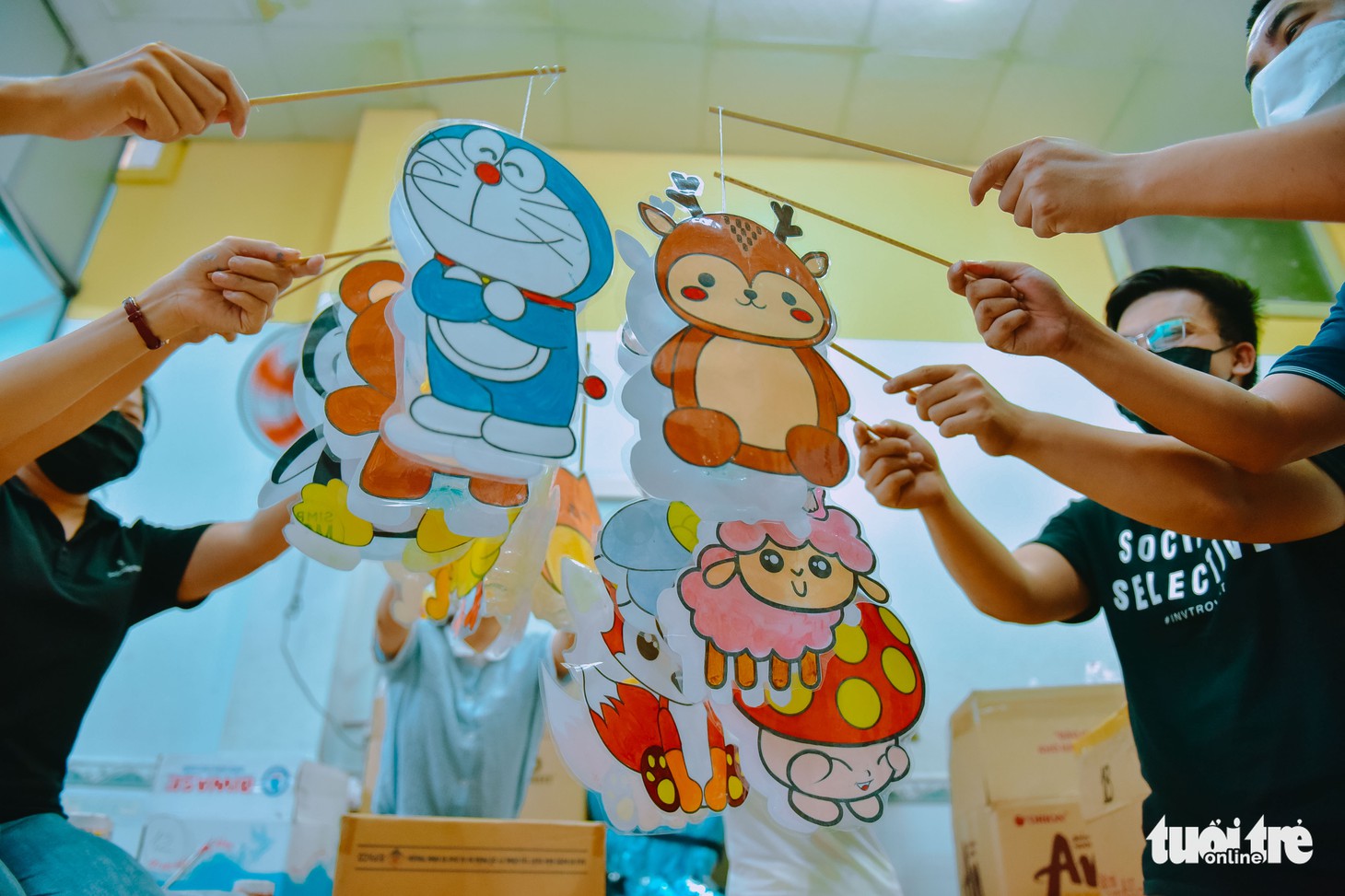 Chị Hằng, chú Cuội trong bộ đồ bảo hộ xanh - Ảnh 7.
