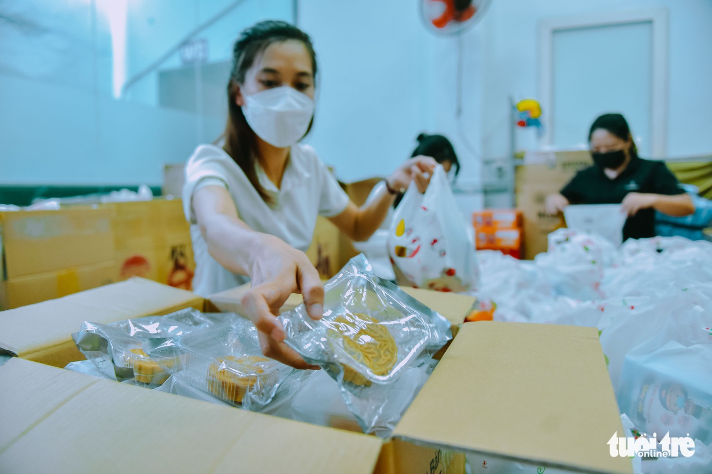 Chị Hằng, chú Cuội trong bộ đồ bảo hộ xanh - Ảnh 8.