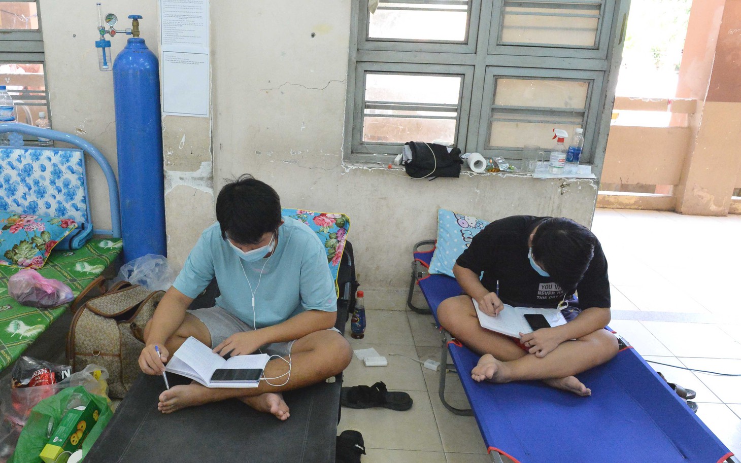 Học trực tuyến trong bệnh viện dã chiến - Ảnh 3.