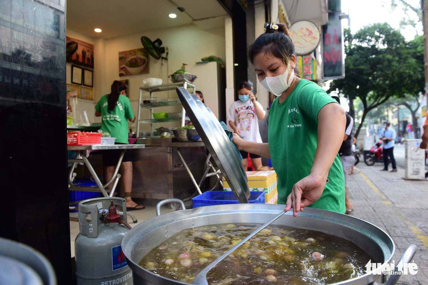 Phở ngon chất chứa yêu thương tiếp sức tại bệnh viện dã chiến - Ảnh 10.