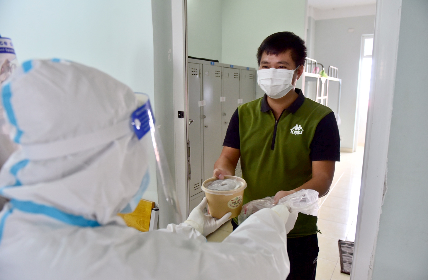 Xe phở yêu thương đến bệnh viện dã chiến: Chúng tôi ấm lòng - Ảnh 1.
