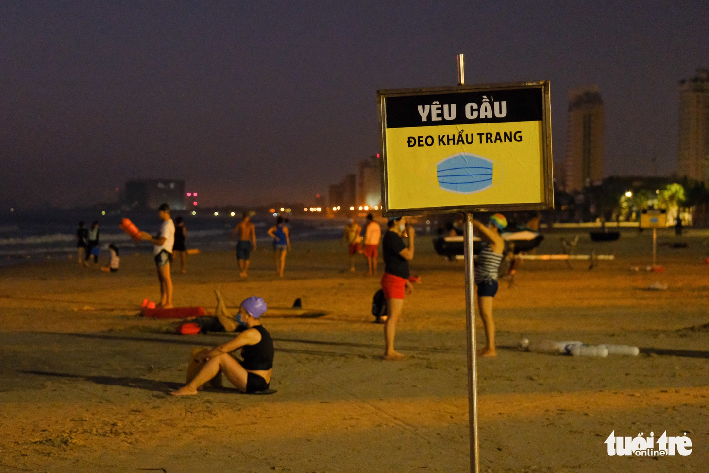Người Đà Nẵng vui vẻ rủ nhau tắm biển sớm sau nhiều ngày giãn cách - Ảnh 5.
